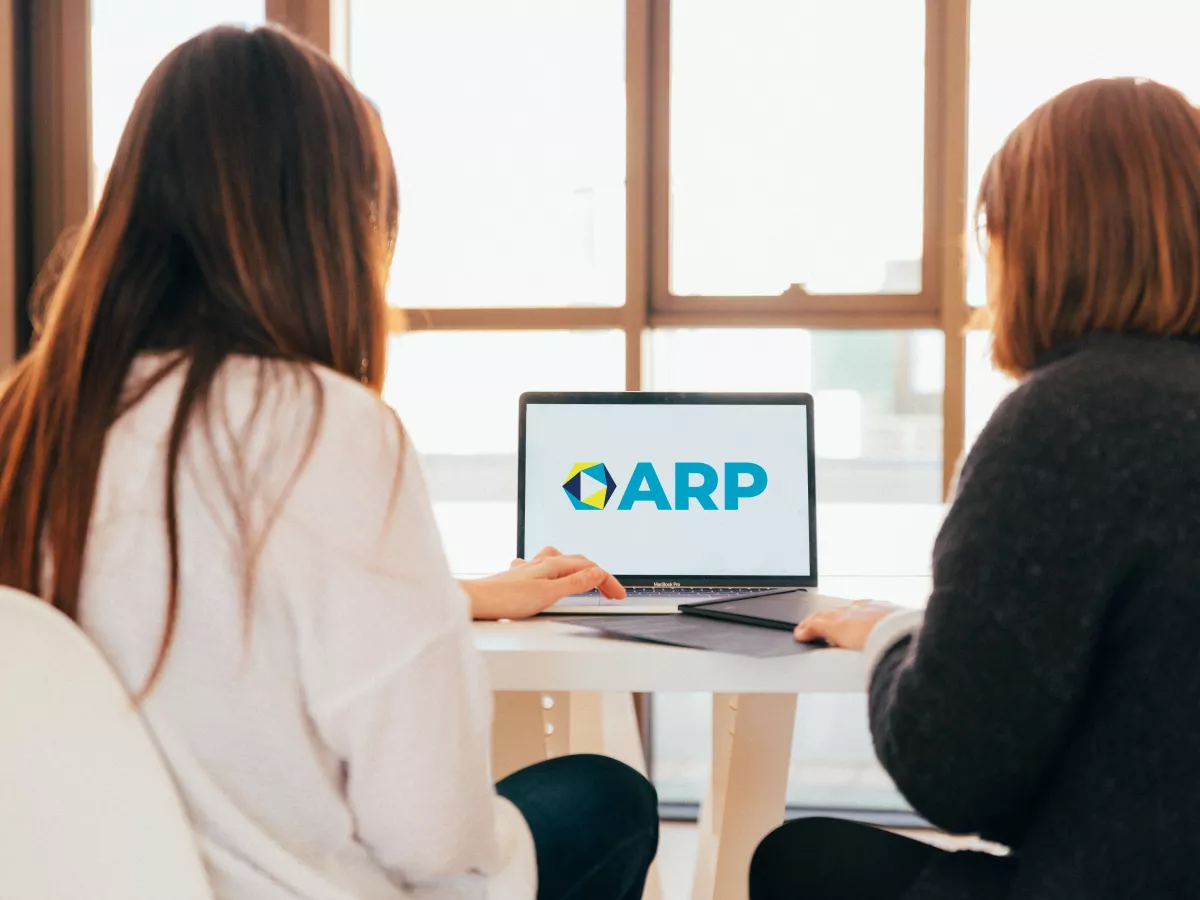 Két nő egy monitort néz, rajta ARP logó