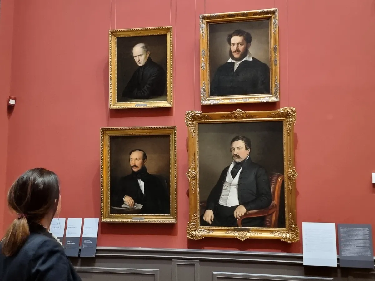 Festmények az MTA galéria falán