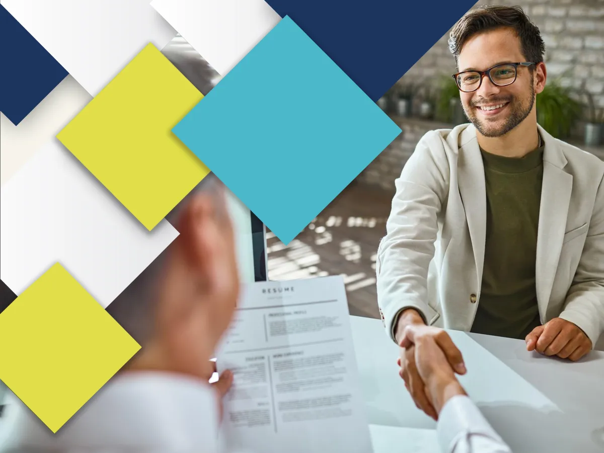 Asztalnál kezet fog két ember, a kép fele színes négyzetekkel dizájnolt 