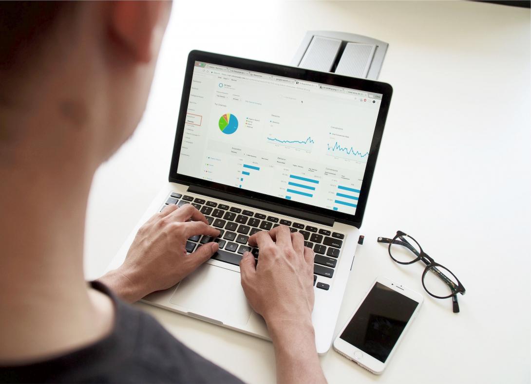 Kutatás laptopon dolgozó ember hátulról