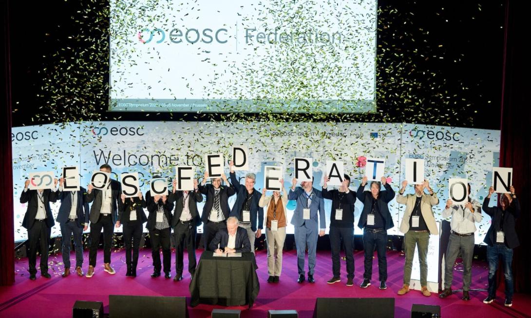 Emberek konfettiesőben a színpadon