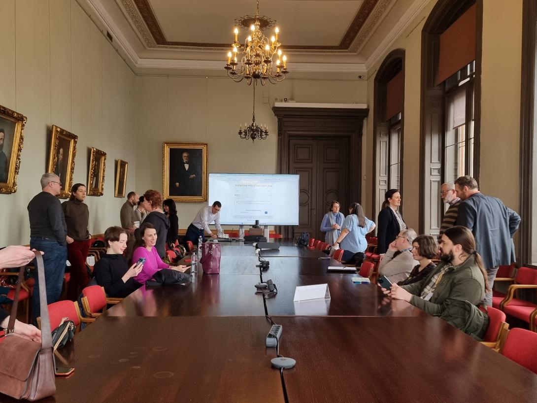 előadóterem beszélgető emberekkel