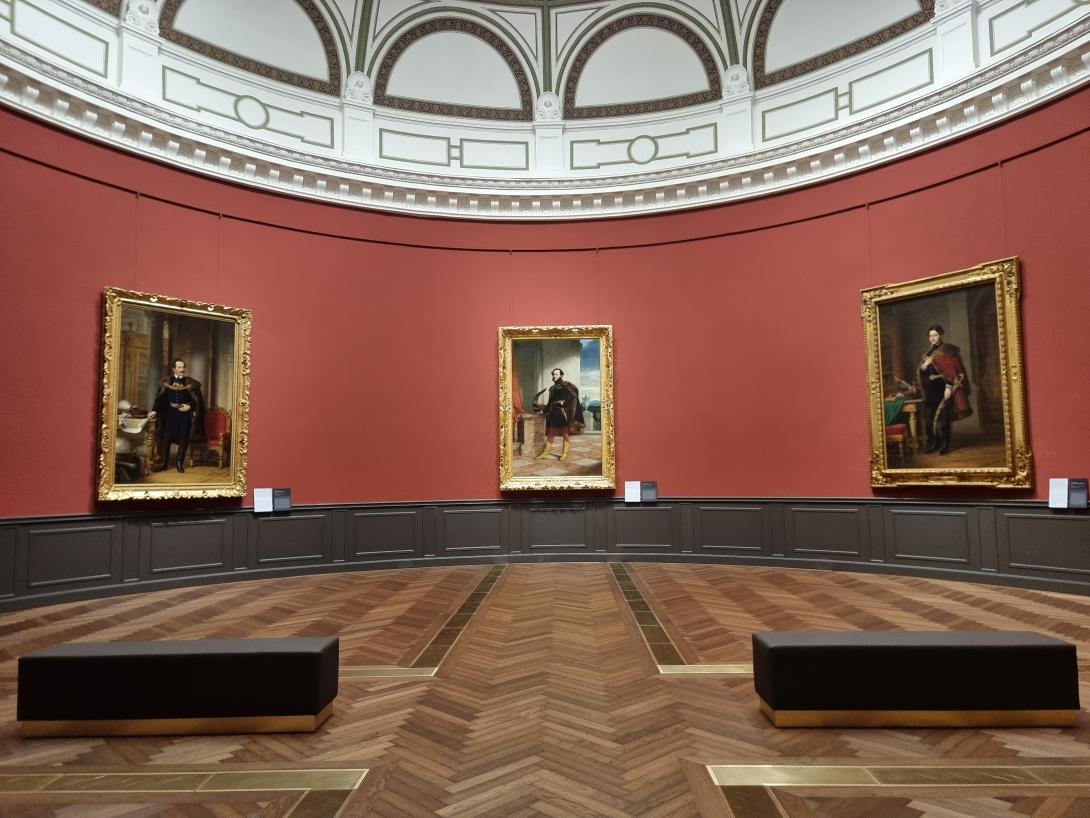 Festmények az MTA galéria falán