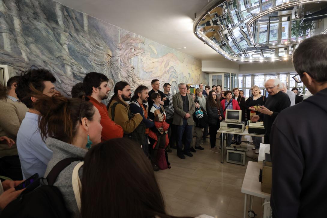 emberek egy csoportja kiállítást néz