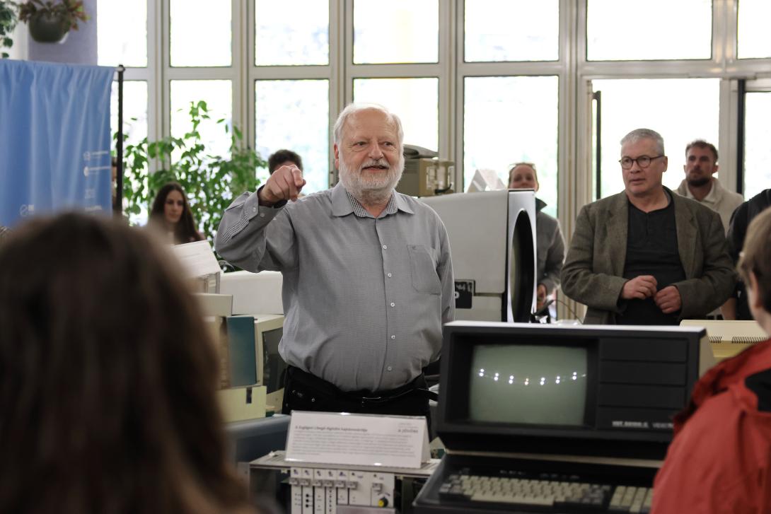 férfi számítógépek között mesél