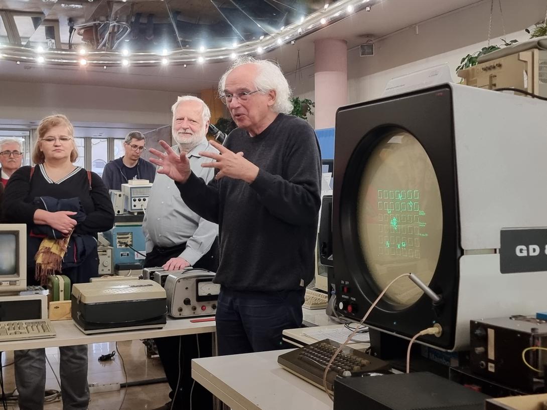 eőadók számítógépek között magyaráznak